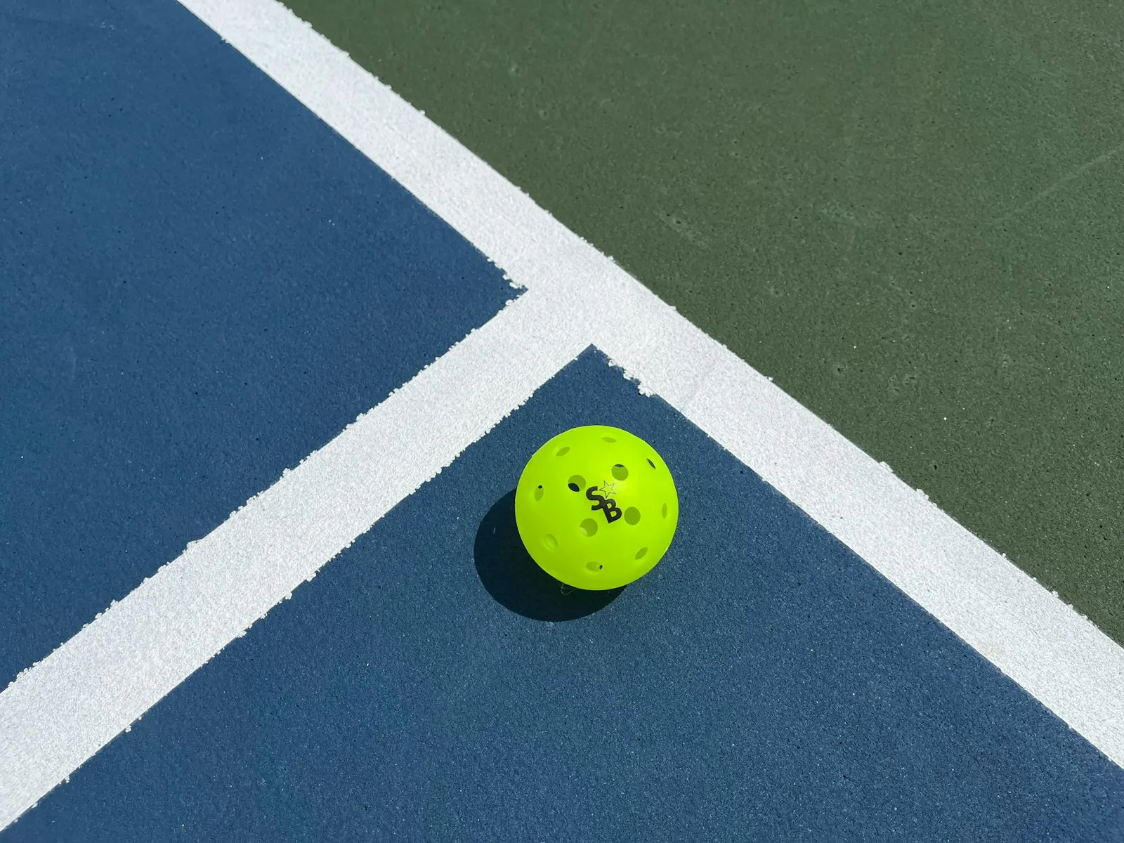 Custom blue and green acrylic pickleball court surface coating